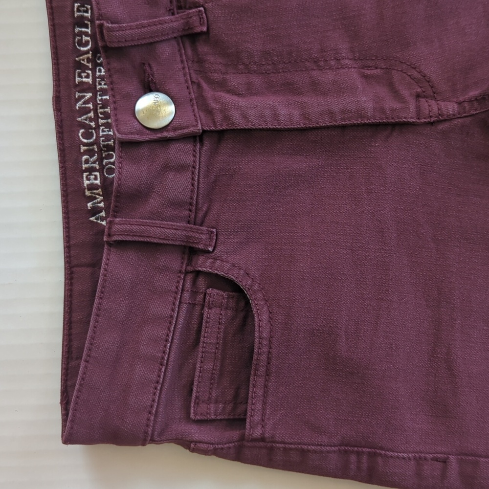 AEO Super Stretch Hi Rise Frayed Hem Shortie Cut Off Mom Shorts 00 Burgundy - Picture 2 of 13